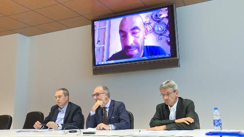 Il vicegovernatore FVG con delega alla Salute, Riccardo Riccardi (al centro) a Udine durante la conferenza stampa sull'impatto del virus West Nile in regione